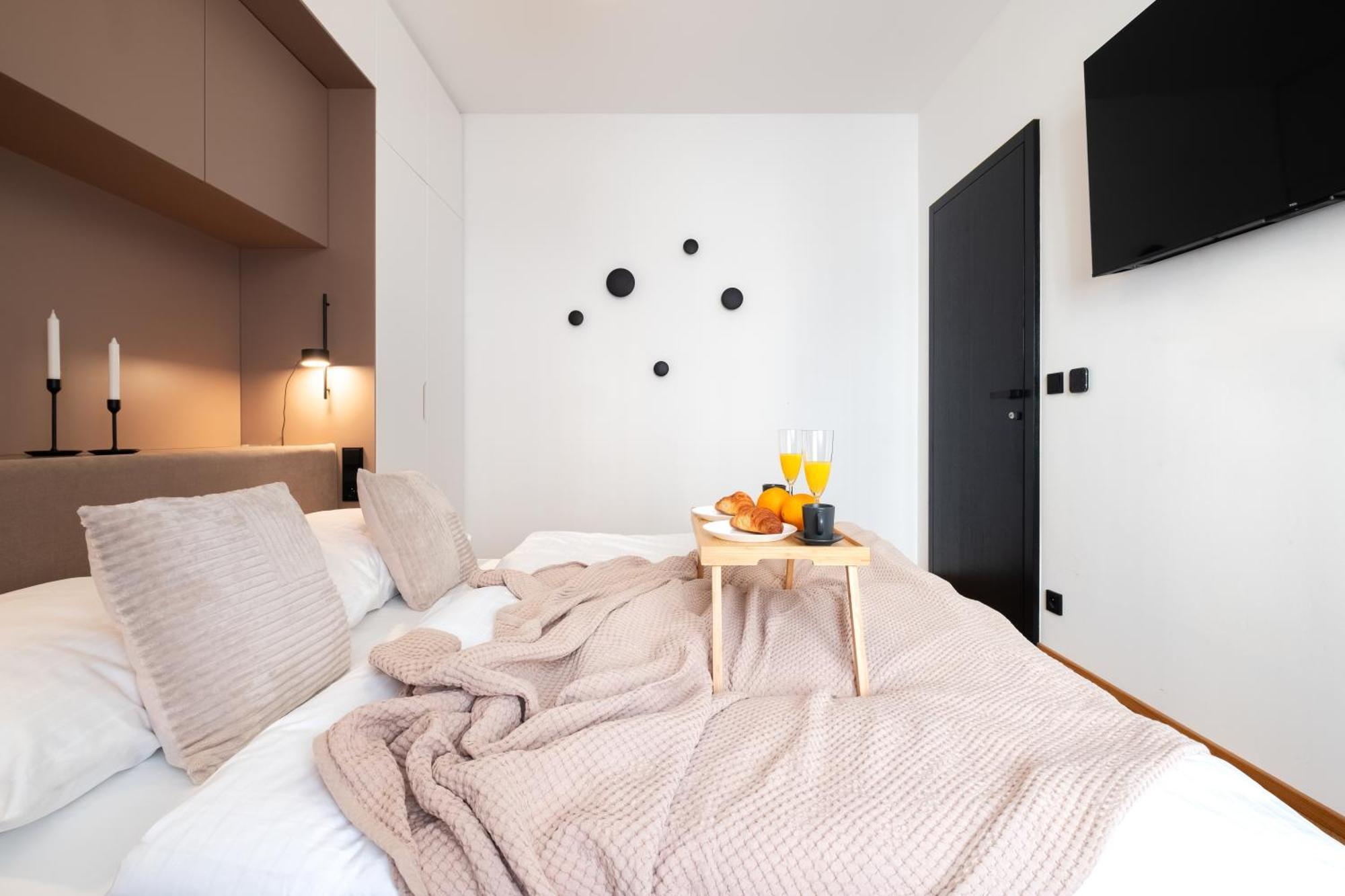 Days - Modern With Workspace - Quiet Area Apartment Prag